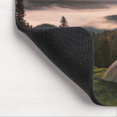 Gebirge | Camping Foggy Sunrise Mousepad (Ecke)