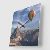 Gebirge | Heißluftballon Matterhorn Schweizer Alpe Quadratische Wanduhr (Winkel)