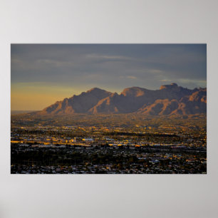 Gebirge in der Dämmerung Poster