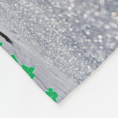 Gebirge und rosa Schmetterlinge Fleece Blanket (Ecke)