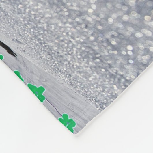 Gebirge und rosa Schmetterlinge Fleece Blanket (Ecke)