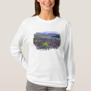 Gebirge und Wildblumen auf Almwiesen, 2 T-Shirt