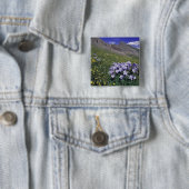 Gebirge und Wildblumen auf Almwiesen, blau Button (Beispiel)