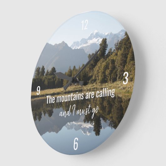 Gebirgsthemenorientierte Uhr mit Zitat (Winkel)