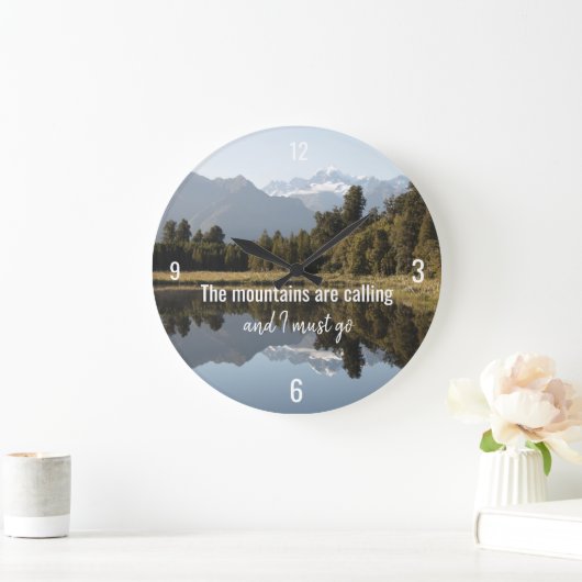 Gebirgsthemenorientierte Uhr mit Zitat (Zuhause)