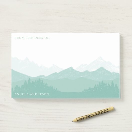 Gebirgswald mit Namensgroßem Post-it Klebezettel (Auf Schreibtisch)