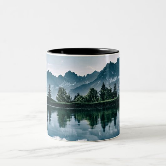 Gebirgswaldreflexion Zweifarbige Tasse (Mittel)