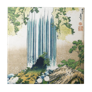 Gebirgswaterfall über dem Haufen Fliese