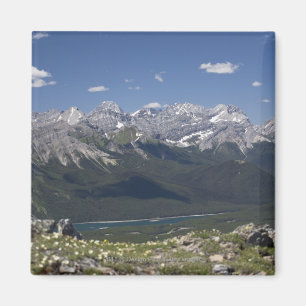 Gebirgszug und See von auf einem Berg Magnet