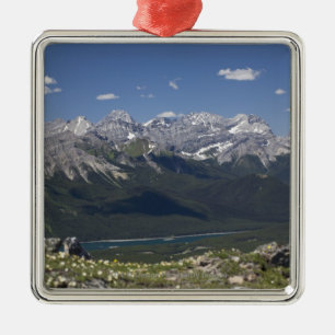 Gebirgszug und See von auf einem Berg Silbernes Ornament