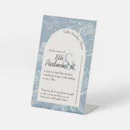 Gebogene Tischkarte für die Hochzeit mit Linienzei Sockelschild