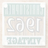 Geboren 1962. Name und Jahr auf einem Untersetzer (Rückseite)