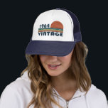 Geboren 1964 Vintager Geburtstag Truckerkappe<br><div class="desc">Mit diesem Vintagen Sonnenuntergang-Grafikdesign mit phantastischen Typografie-Schriftart-Schriftzeichen können Sie Ihrer Garderobe-Kollektion etwas Originalität hinzufügen. Das ist eine tolle Geschenkidee für Männer, Frauen, Ehemänner, Ehefrau und einen Freund, der dieses einzigartige Kunstwerk Liebe geben wird. Das phantastischste und lustigste Urlaubsgeschenk für Ihr Party zum Geburtstag. Sie werden in dieser einzigartigen Vintagen Abbildung...</div>