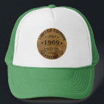 Geboren 1969 Vintager Geburtstag Truckerkappe<br><div class="desc">Sie können Ihrem Kleiderschrank etwas Originalität hinzufügen mit dieser limitierten Auflage Original Geburtstag Sonnenuntergang gestresst Vintag Retro-Look mit phantastischen Typografie Schriftart Schriften, ist eine großartige Geschenkidee für Männer, Frauen, Ehemann, Ehefrau Freundin, und ein Freund, der dieses eine von einer Art Kunstwerk Liebe wird. Das phantastischste und lustigste Urlaubsgeschenk für Ihr...</div>