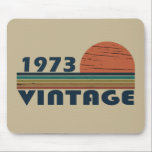 geboren 1973 Vintag 50. Geburtstag Mousepad<br><div class="desc">Mit dieser limitierten Auflage von Original-Sonnenuntergang Vintages Retro-Look Geburtstagsdesign mit phantastischer Typografie-Schriftart-Schrift können Sie Ihrem Kleiderschrank etwas Originalität verleihen. Es ist eine großartige Geschenkidee für Männer, Frauen, Ehemann, Ehefrau und einen Freund, der dieses einzigartige Kunstwerk Liebe geben wird. Das beste und lustigste Urlaubsprojekt für Ihr Party zum Geburtstag. Wenn Ihnen...</div>