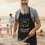"Geboren 1976" Grill Master Schürze für Männer<br><div class="desc">Mit dieser stilvollen und funktionalen Schürze ist der König des Grills ausgestattet! Mit dem klassischen "Geboren im Jahre 1976, Legendary" Design ist diese Schürze perfekt für jeden, der auf seine Grillfähigkeiten stolz ist. Egal ob GRILLEN-Enthusiast, Zuhause-Koch oder offizieller Koch, diese Schürze bietet sowohl Schutz als auch einen coolen Retro-Look. Es...</div>