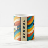 Geboren 1979 Persönliche Umarmung - 70er Groovy St Kaffeetasse (Mittel)