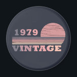 geboren 1979 Vintager Geburtstag pink und lila Magnet<br><div class="desc">Mit diesem modernen, lila und rosafarbenen, eleganten Geburtstagsgeschenk mit Vintagem Retro-Look und phantastischer Typografie-Schriftart-Schrift können Sie Ihrem Kleiderschrank etwas Originalität verleihen. Es ist eine großartige Geschenkidee für Frauen, Ehefrauen und Freundinnen, die dieses einzigartige Kunstwerk Liebe geben werden. Das beste und lustigste Urlaubsprojekt für Ihr Party zum Geburtstag. Wenn Ihnen dieses...</div>