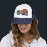 Geboren 1982 Vintages Geburtstagsgeschenk Truckerkappe<br><div class="desc">Mit diesem originellen, 1982 in Retro-Look gestalteten Geburtstagsdesign mit phantastischen Farbtönen und Typografie geschriebenen Schriftart, können Sie Ihrem Kleiderschrank etwas Originalität hinzufügen. Es ist eine großartige Geschenkidee für Männer, Frauen, Ehemann, Ehefrau und einen Freund, der dieses einmalige Kunstwerk Liebe geben wird. Das beste und lustigste Urlaubsgeschenk für Ihr Party zum...</div>