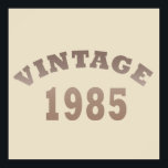 geboren 1985 Vintager Geburtstag Poster<br><div class="desc">Mit diesem originellen und modernen Grafikdesign von 1985 mit phantastischen Schriftart- und Typografie-Schriftzeichen kann man dem Kleiderschrank etwas Originalität hinzufügen. Es ist eine großartige Geschenkidee für Männer, Frauen, Ehemann, Ehefrau und einen Freund, der dieses einmalige Kunstwerk Liebe geben wird. Das beste und lustigste Urlaubsprojekt für Ihr Party zum Geburtstag. Wenn...</div>