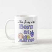 Geboren bei Zuhause-Strichmännchen Girl in Lila Kaffeetasse (Links)