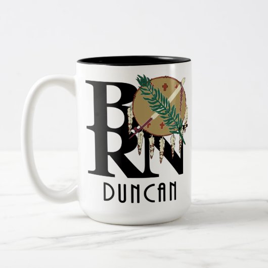 GEBOREN Duncan Oklahoma 15oz Zweifarbige Tasse (Links)