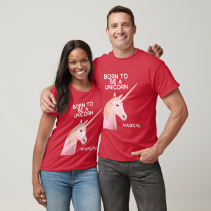 Geboren, ein Einhornstatuenkopf und eine magische T-Shirt