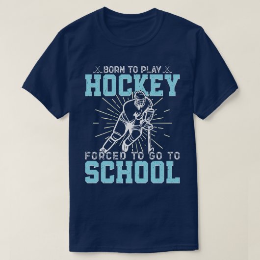Geboren, Hockey zu spielen, gezwungen, zur Schule  T-Shirt (Design vorne)