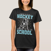 Geboren, Hockey zu spielen, gezwungen, zur Schule T-Shirt (Vorderseite)