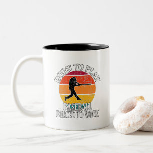 Geboren, um Baseball zu spielen, gezwungen zu arbe Zweifarbige Tasse