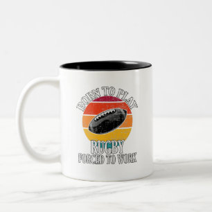 Geboren, um Rugby zu spielen, gezwungen zu arbeite Zweifarbige Tasse