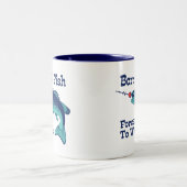 Geboren zu Fischen, die zur Arbeit gezwungen sind Zweifarbige Tasse (Mittel)