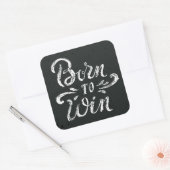 Geboren zu gewinnen quadratischer aufkleber (Umschlag)