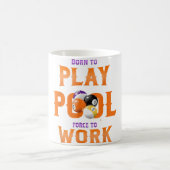 Geboren zu spielen Pool gezwungen zu arbeiten lust Kaffeetasse (Mittel)
