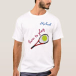 Geboren zu spielen, Tennisball und Racquet, person T-Shirt<br><div class="desc">Trendy T - Shirt für einen zukünftigen Tennisstar,  mit einer Illustration eines Tennisschlägers und Balls,  einem personalisierten Namen und dem Sportmotto / Slogan "geboren zu spielen" in einer modernen,  stilvollen kursiven Drehbuch / Typografie. Große Geburtstagsgeschenke für Spieler oder Fans dieses Sports.</div>