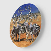 "Geboren zu unterscheiden" Zebra Art Große Wanduhr (Winkel)
