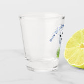 Geboren zum Golf. Golfball und T-Shirt. Schnapsglas (Links)