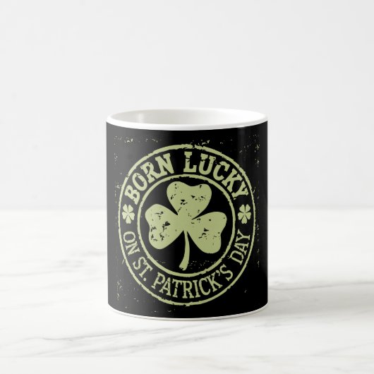 Geborenes Glück am St. Patrick's Day Kaffeetasse (Mittel)