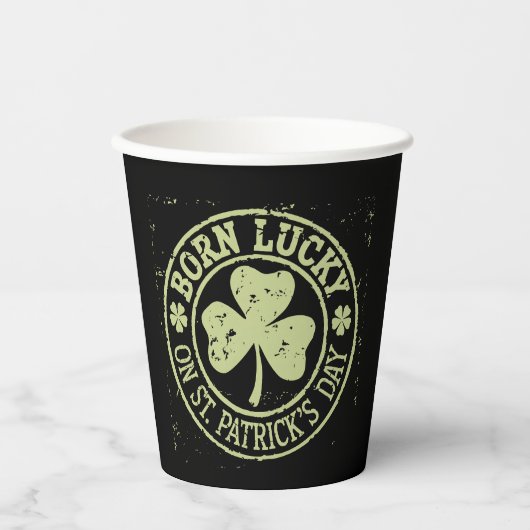 Geborenes Glück am St. Patrick's Day Pappbecher (Vorderseite)