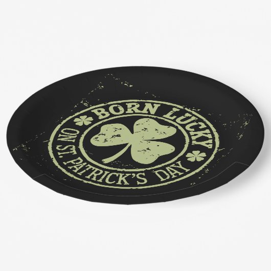 Geborenes Glück am St. Patrick's Day Pappteller (Schrägansicht)