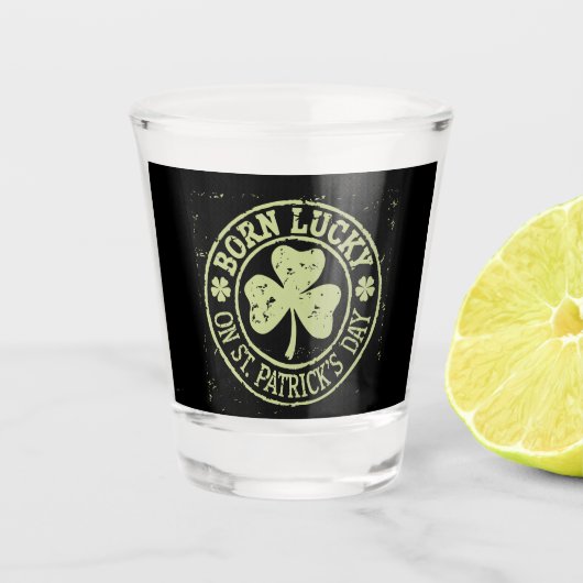 Geborenes Glück am St. Patrick's Day Schnapsglas (Vorderseite)