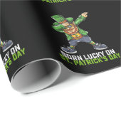 Geborenes Glück am St. Patrick's Day zum Geburtsta Geschenkpapier (Rolleneckpunkt)