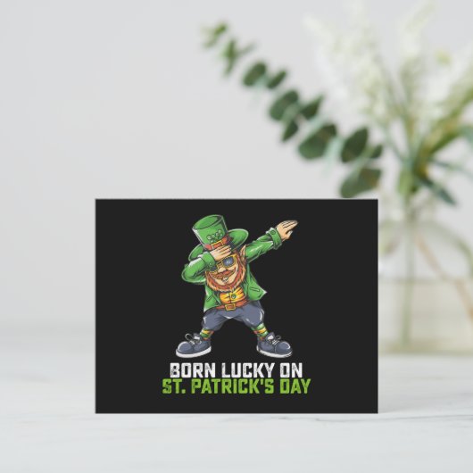 Geborenes Glück am St. Patrick's Day zum Geburtsta Postkarte (Stehend Vorderseite)