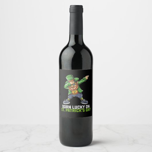 Geborenes Glück am St. Patrick's Day zum Geburtsta Weinetikett (Vorderseite)