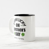 Geborenes Glück auf St. Patricks Day Funny Birthda Zweifarbige Tasse (Vorderseite Links)