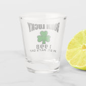 geborenes glückliches irisches Kleeblatt des St. Schnapsglas (Rückseite)