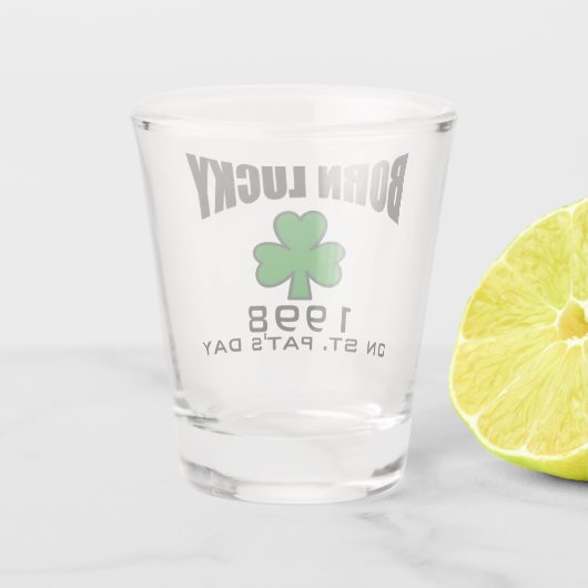 geborenes glückliches irisches Kleeblatt des St. Schnapsglas (Rückseite)