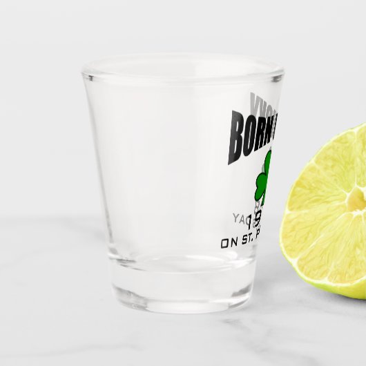 geborenes glückliches irisches Kleeblatt des St. Schnapsglas (Links)