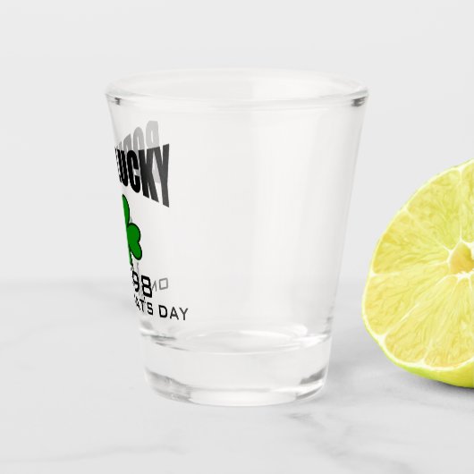 geborenes glückliches irisches Kleeblatt des St. Schnapsglas (Rechts)