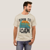 Geborenes Roam Retro Van & Surfboard Sunset Design T-Shirt (Vorne ganz)